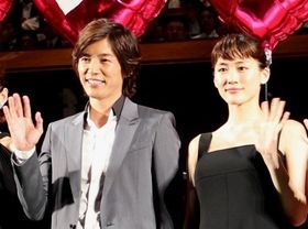 『ホタルノヒカリ』完成披露試写会に登壇した綾瀬はるかと藤木直人