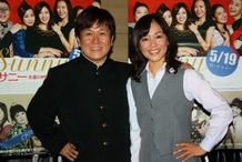 「タッチ」の声優・三ツ矢雄二と日高のり子が学生服で同窓会！