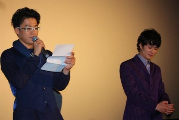 小栗の手紙に感動する岡田