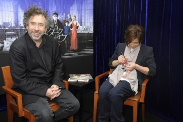 【写真】ティム・バートン監督からサインをおねだりされ、それに応じる佐藤健