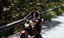 バイクで疾走するテイラー・ロートナー