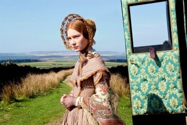 【写真を見る】ミア・ワシコウスカが薄幸の美少女ジェーン・エア役を熱演している