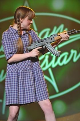 アサルトライフルをぶっ放す三つ編みおさげのタラ。本作で長編デビュー