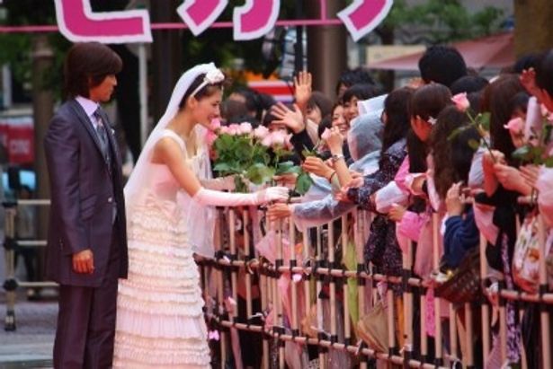 沿道で花を受け取る綾瀬はるか