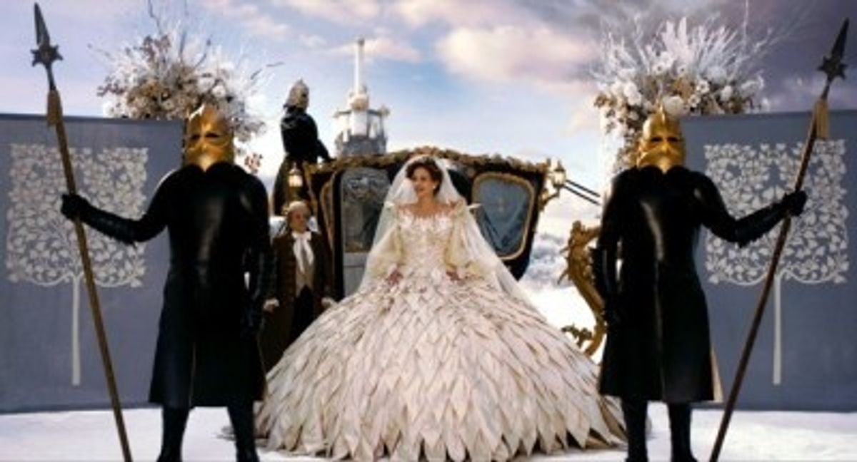 白雪姫と鏡の女王』スワロフスキーがきらめくジュリア・ロバーツの