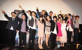 完成披露試写会舞台あいさつを行った出演者たち