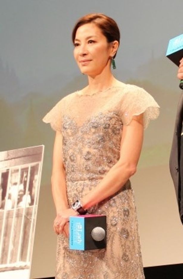 【写真を見る】アウンサンスーチーにそっくり!? 女優ミシェル・ヨーが彼女の魂を見事に体現した