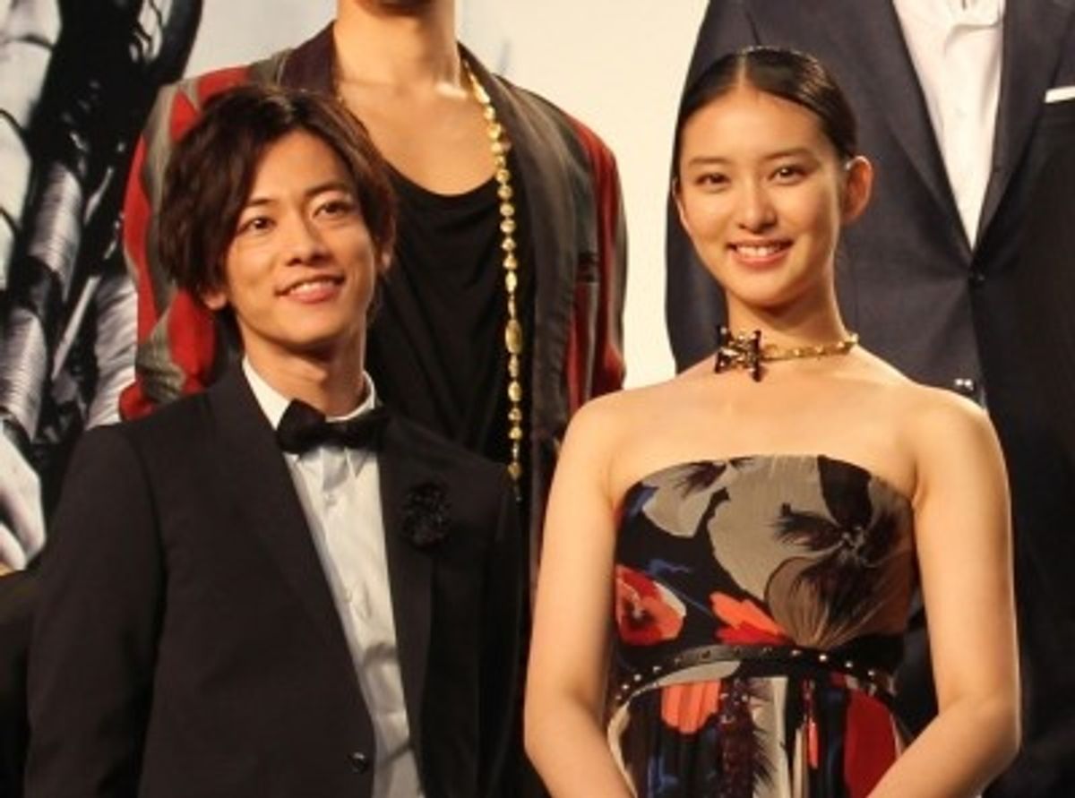 るろうに剣心』レッドカーペットで、武井咲が佐藤健にホレボレ「剣心