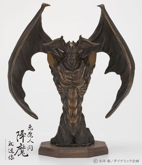 圧倒的な存在感を誇るブロンズ像は幅31cm×高さ36.5cm×奥行き17cm(台座含む)