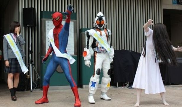 スパイダーマン、仮面ライダーフォーゼ、貞子をひっそり見つめるメイ