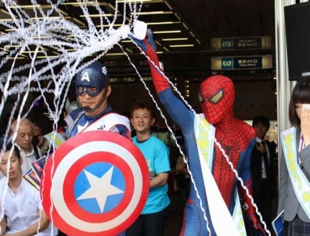 手から糸を出して魅力をアピールしたスパイダーマン