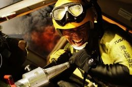 海上着陸したジャンボジェット機の乗員乗客346名全員を救助するという困難なミッションに仙崎は立ち向かう