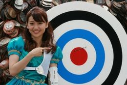 弓矢初挑戦にして、見事的に弓を命中させた大島優子