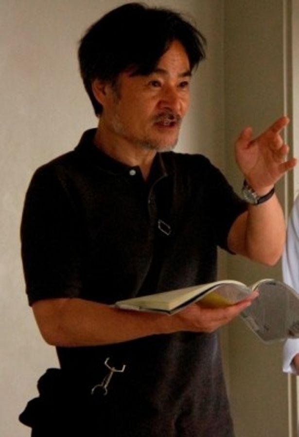 メガホンを取る黒沢清監督
