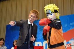 必殺技「螺旋丸パンチ」を繰り出す井岡選手とナルト