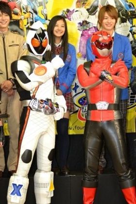 劇場版最新作の完成披露試写に二大ヒーローが登場！