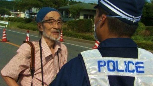 警察が来てもひるむことなく、アグレッシブに被写体に挑む福島菊次郎