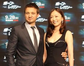 『ボーン・レガシー』完成披露試写会に登壇したジェレミー・レナーと松雪泰子