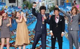 新宿のブルーカーペットに登場した『海猿』の伊藤英明、加藤あい、佐藤隆太、仲里依紗、三浦翔平