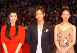 プレミア試写会に登場した出演者たち