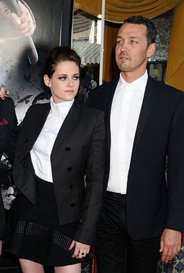 【写真を見る】『スノーホワイト』のルパート・サンダース監督との不倫を認め、公式謝罪したクリステン・スチュワート