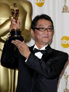 オスカー像を手にスピーチする滝田洋二郎監督