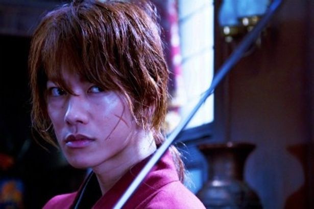 【写真を見る】緋村剣心役の佐藤健。鋭い眼光にしびれる！