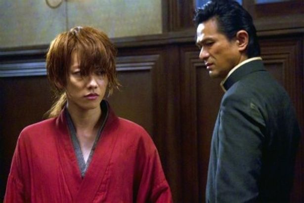 元新選組三番隊組長で現在は明治政府で警官となっている斎藤一役には江口洋介