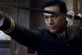 牙突を繰り出す斎藤一。この構えを見ただけで原作ファンはピンと来る！