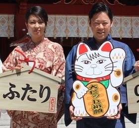 『夢売るふたり』ヒット祈願イベントに登場した松たか子、阿部サダヲ