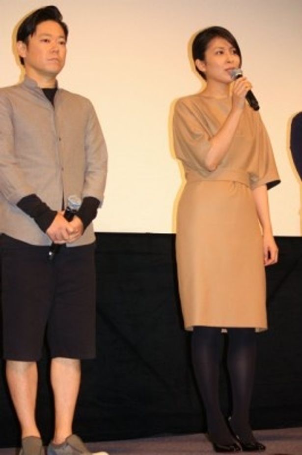 【写真を見る】松たか子は清楚なベージュのワンピースで登壇