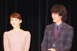 プレミアムイベントに登場した綾瀬はるかと岡田将生（写真左から）
