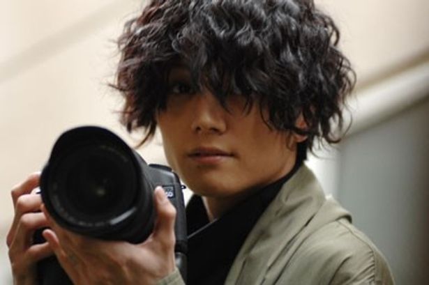主人公の千野とコンビを組むことになる闇写真家の零には、三浦涼介が扮する。ミステリアスな男を好演