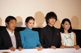 初日舞台あいさつに登壇した出演者たち