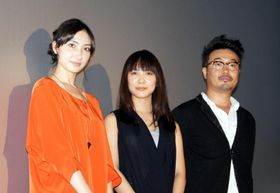 舞台あいさつに登壇した三木康一郎監督、谷村美月と特別ゲストの香椎由宇（写真右から）