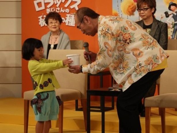 しずくちゃんに苗のプレゼントを渡された志村けん