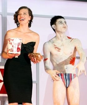 『バイオハザードV』ワールドプレミアでミラ・ジョヴォヴィッチが小島よしおに大爆笑！