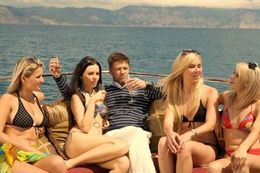 水着の女性をはべらかせた姿はただのバカンス！これから戦場に行く男にはとても見えない