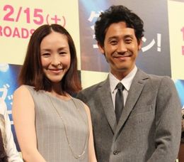 『グッモーエビアン！』の完成披露舞台挨拶に登壇した麻生久美子と大泉洋