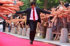 レッドカーペットを疾走する織田裕二