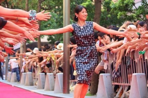 レッドカーペットを疾走する水野美紀