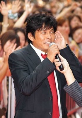 詰め掛けたファンにあいさつする織田裕二