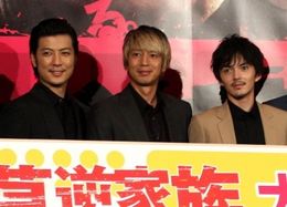 『莫逆家族 バクギャクファミーリア』初日舞台挨拶に登壇した徳井義実と林遣都、玉山鉄二