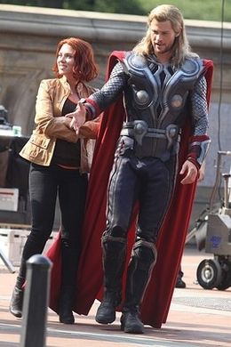 クリス・ヘムズワースとスカーレット・ヨハンソン