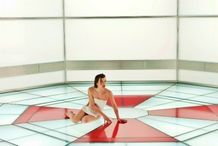 これがミラ・ジョヴォヴィッチが着ているセクシーなペーパードレス