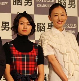 『脳男』製作報告会見に登壇した松雪泰子と二階堂ふみ