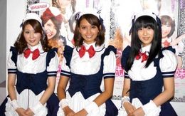 メイド姿で登壇したAKB48・中田ちさと、加藤夏希、AKB48・仲谷明香(写真左から)