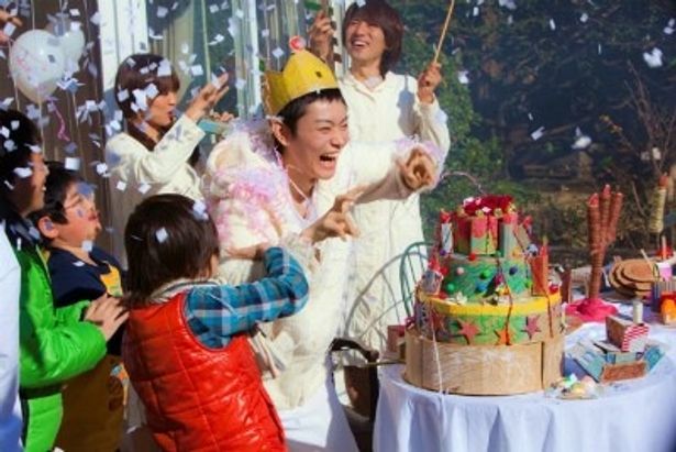 【写真をもっと見る】ピュアな笑顔ではしゃぐ菅田将暉が可愛い！