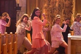 キレキレのダンスや歌を披露しているキャサリン・ゼタ＝ジョーンズ