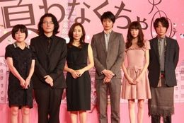 『新しい靴を買わなくちゃ』の完成披露会見に中山美穂らが登壇